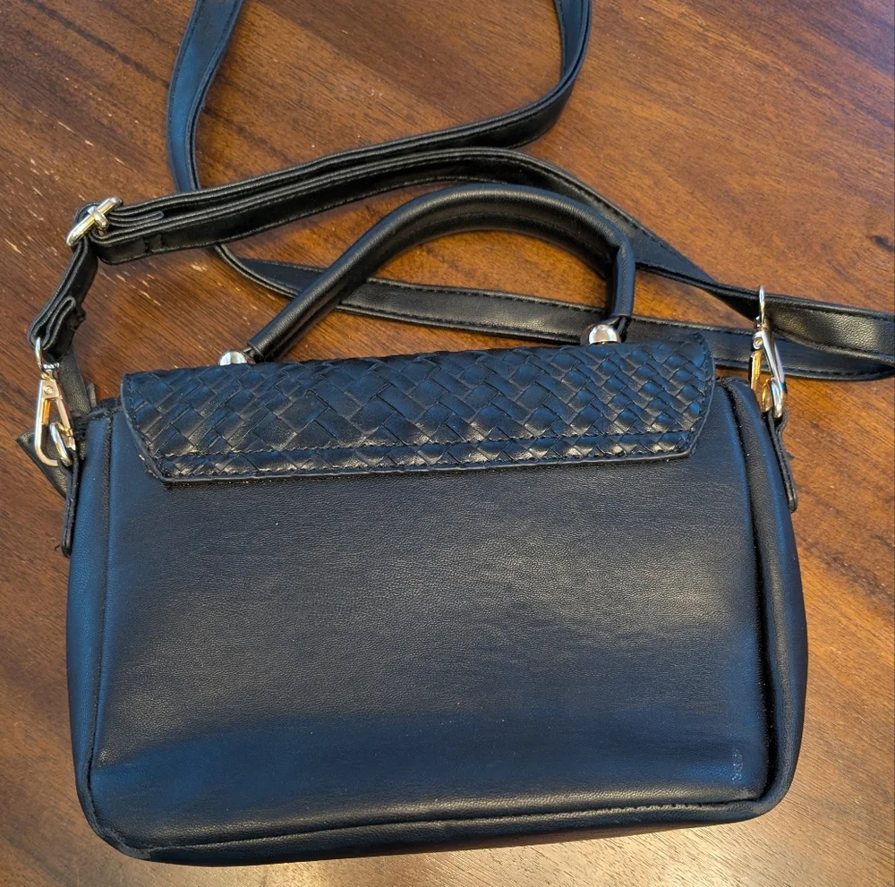 Darcy Marks London Woven Cross Body Bag With Top Handle & Gold Accent Chain